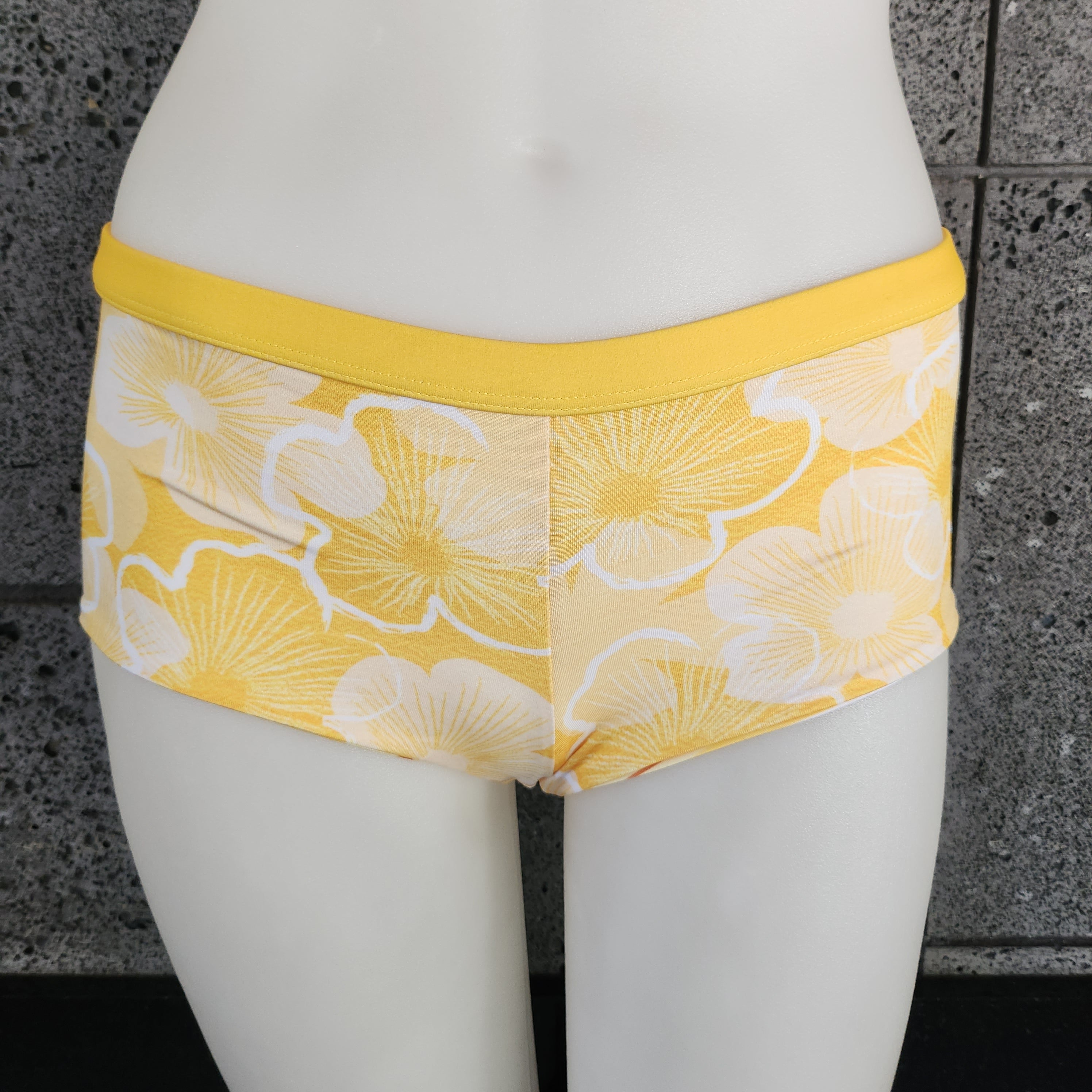 Parte de abajo de baño reversible tipo bóxer Loco Boutique Hibiscus Line