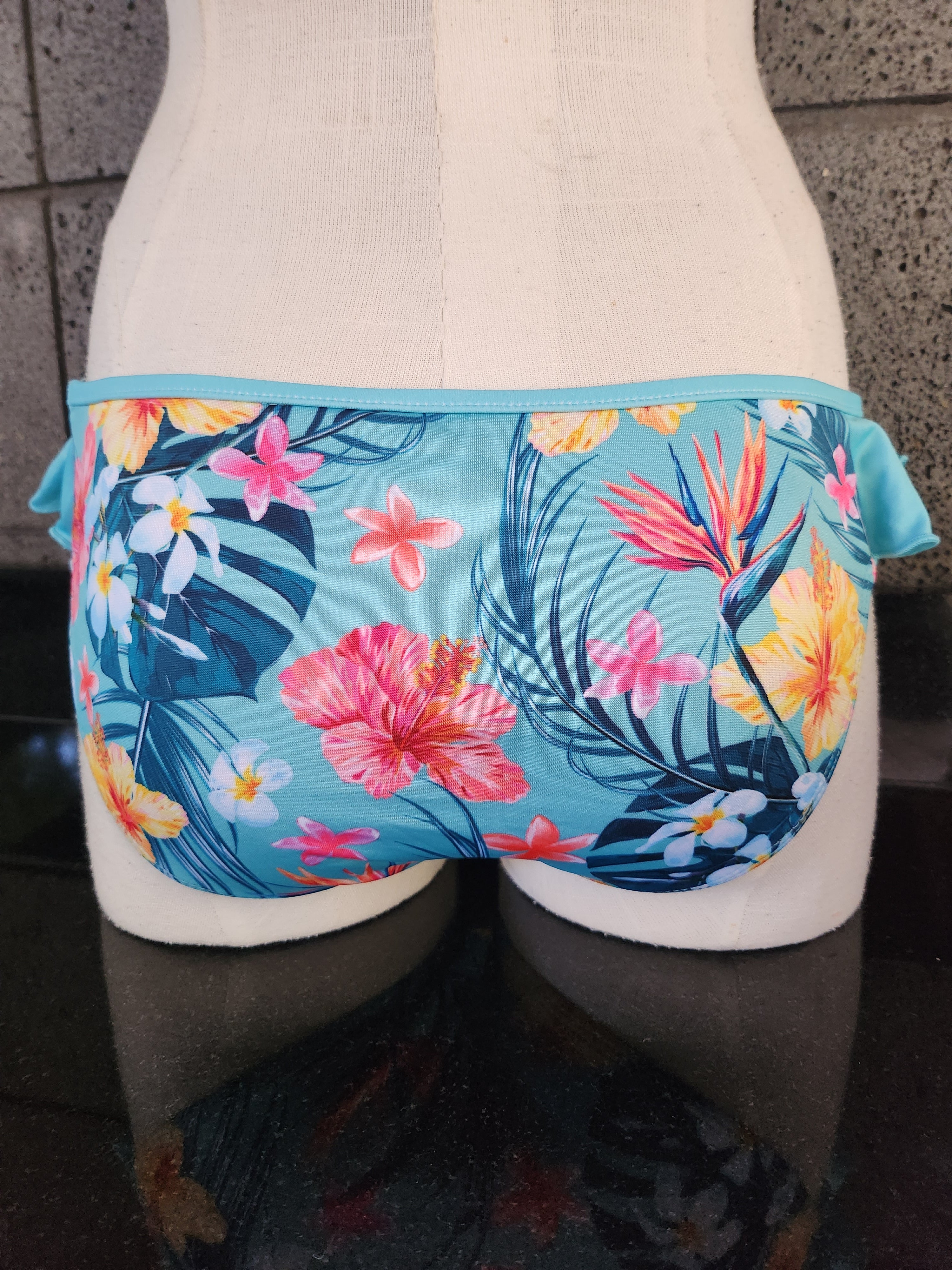 Braguita de bikini con volantes laterales y flores hawaianas de Loco Boutique