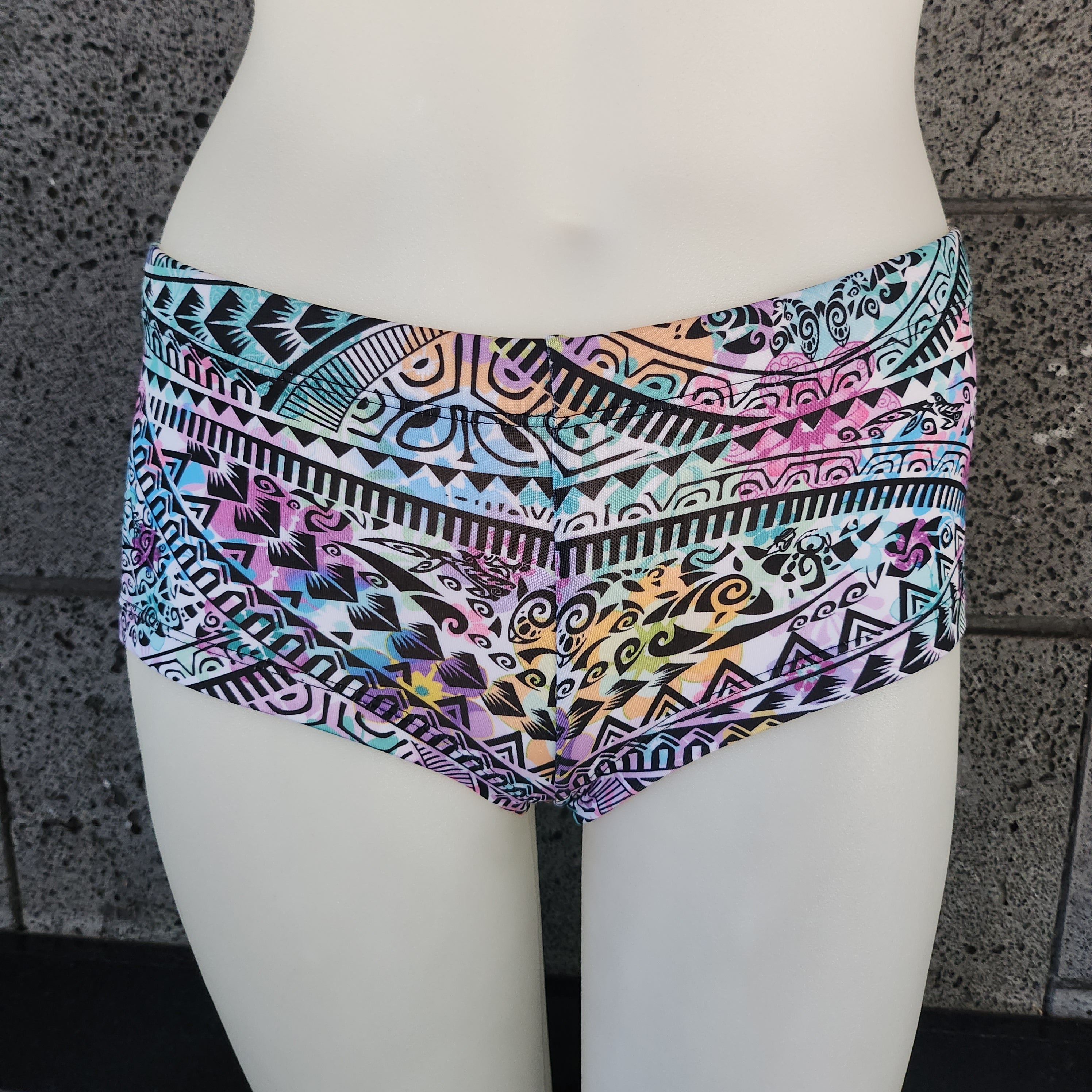 Pantalones cortos hawaianos con tatuajes de Loco Boutique