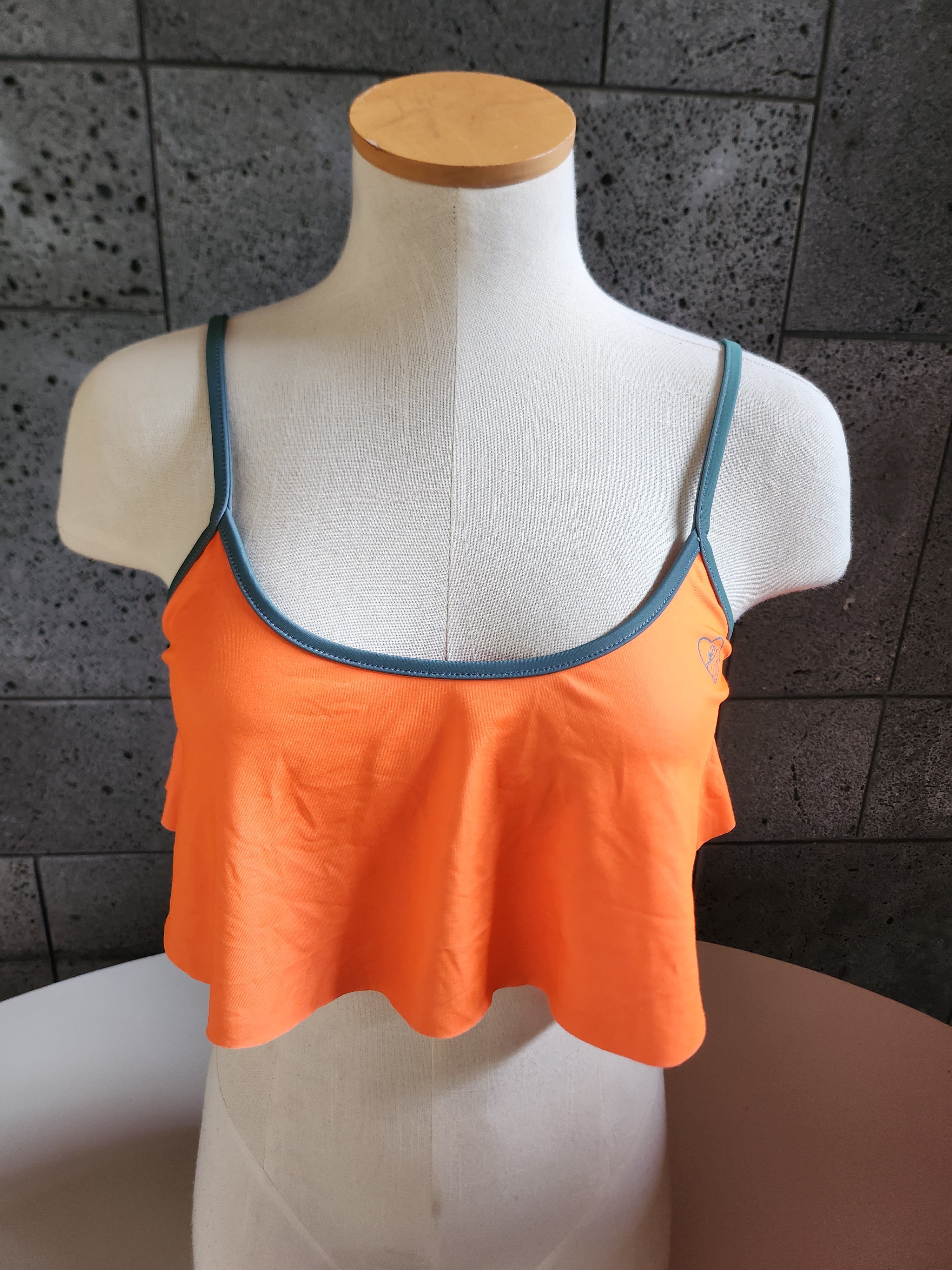 Loco Boutique Solid Bright Sporty Crop Top