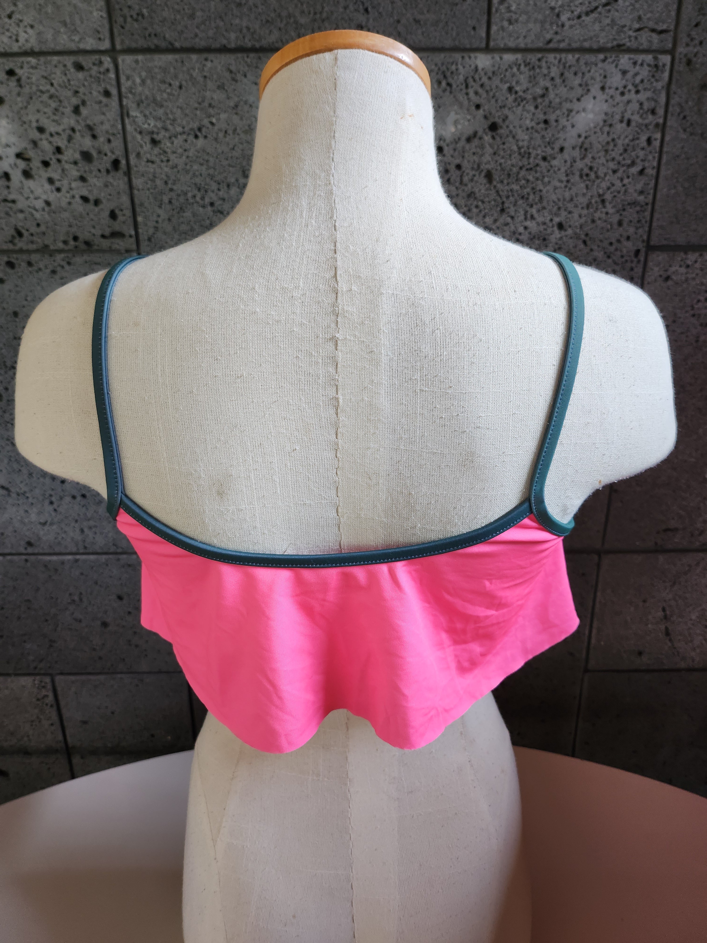 Loco Boutique Solid Bright Sporty Crop Top