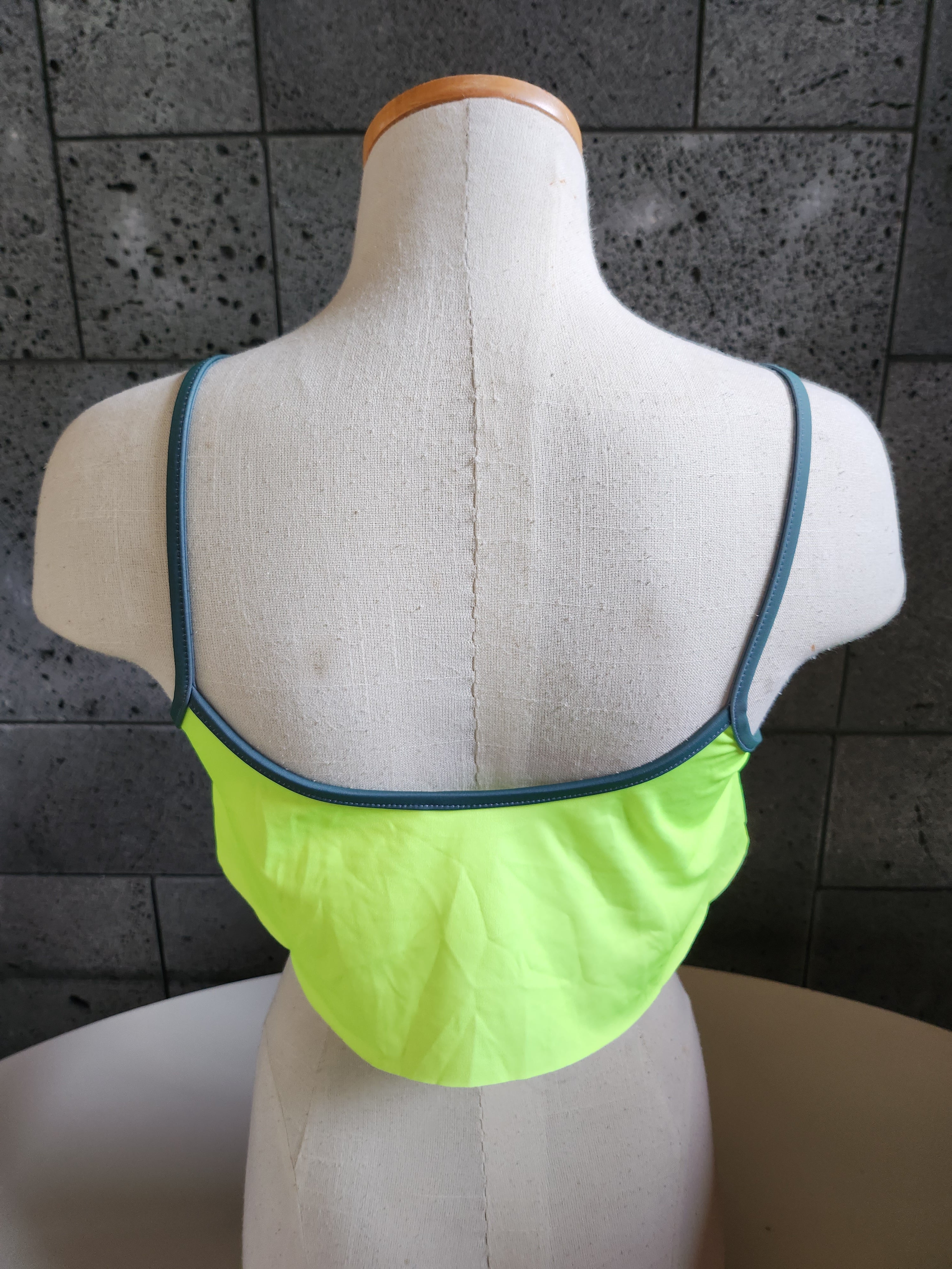 Loco Boutique Solid Bright Sporty Crop Top