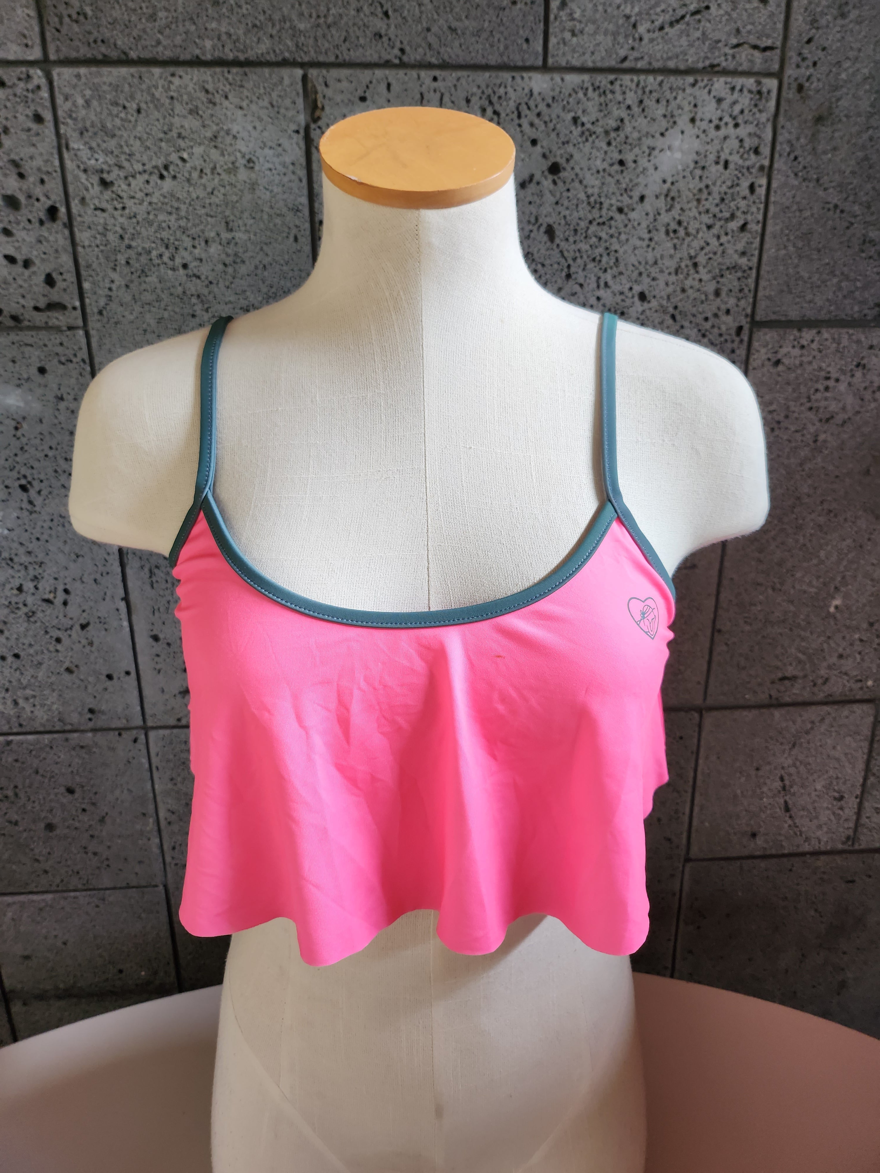 Loco Boutique Solid Bright Sporty Crop Top