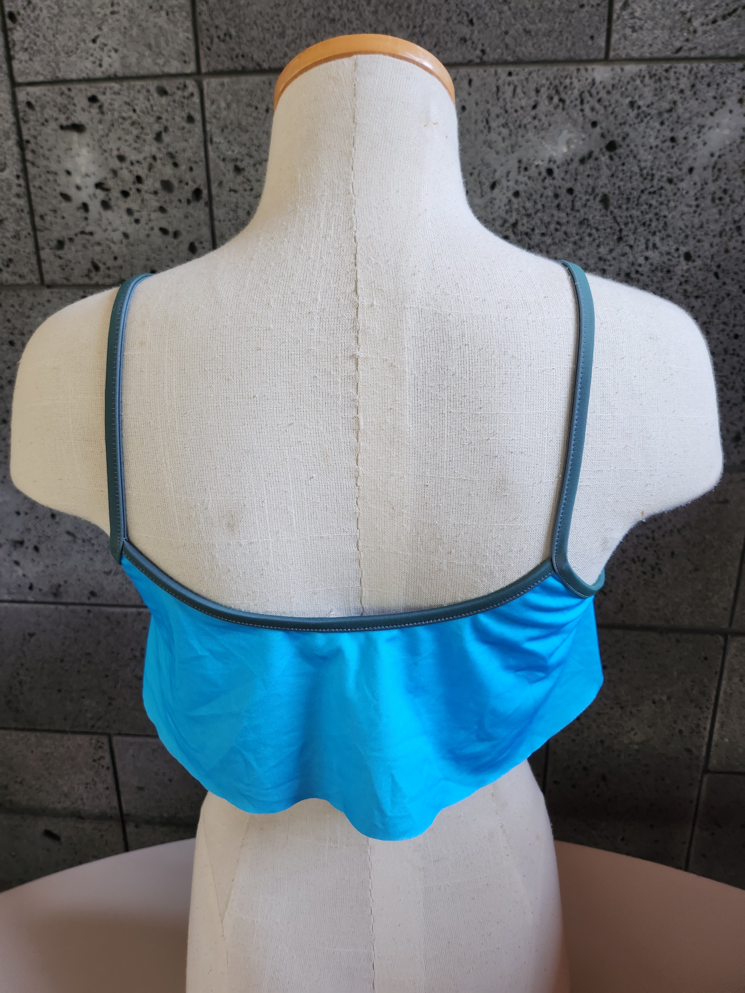 Loco Boutique Solid Bright Sporty Crop Top