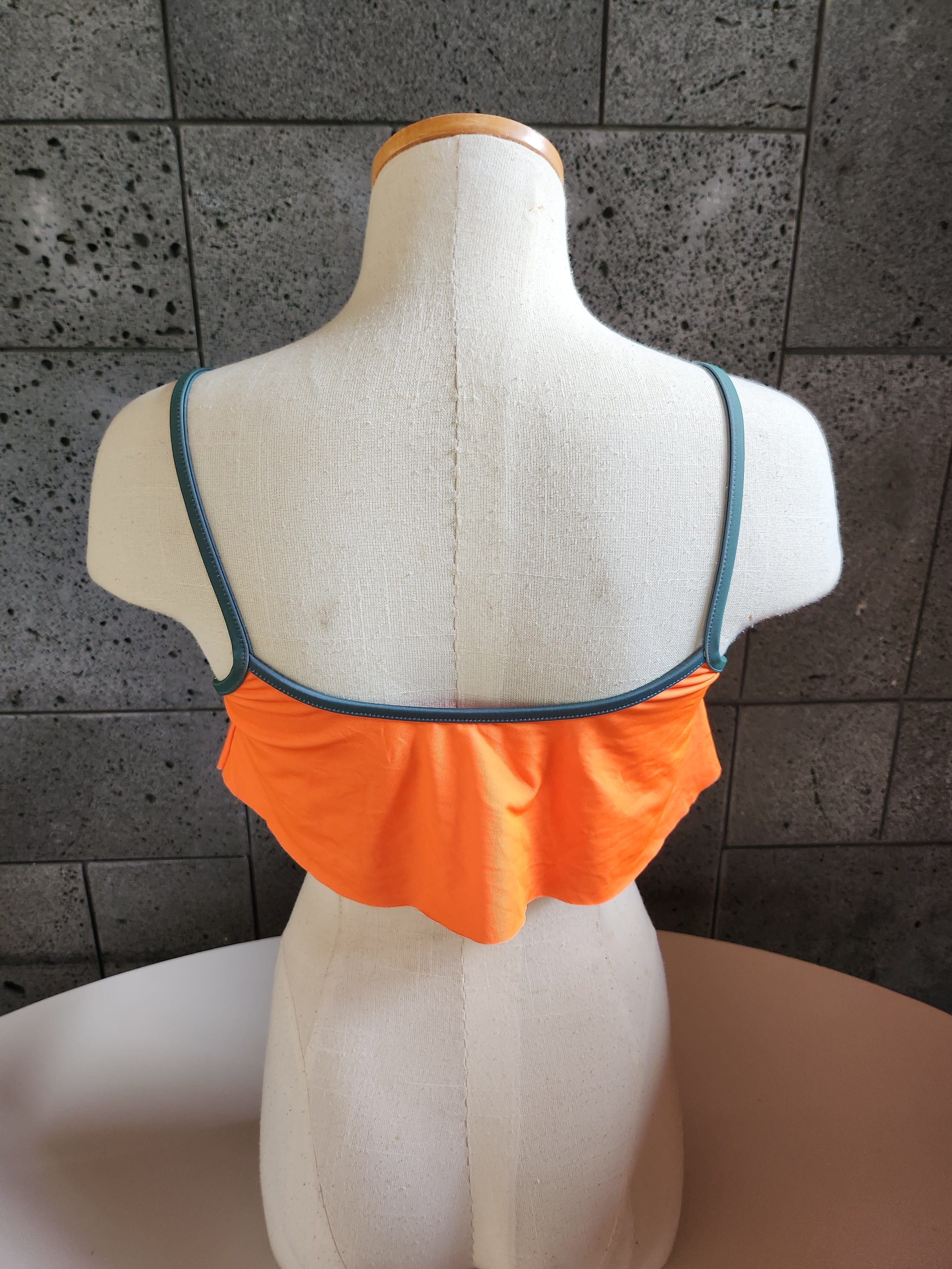 Loco Boutique Solid Bright Sporty Crop Top