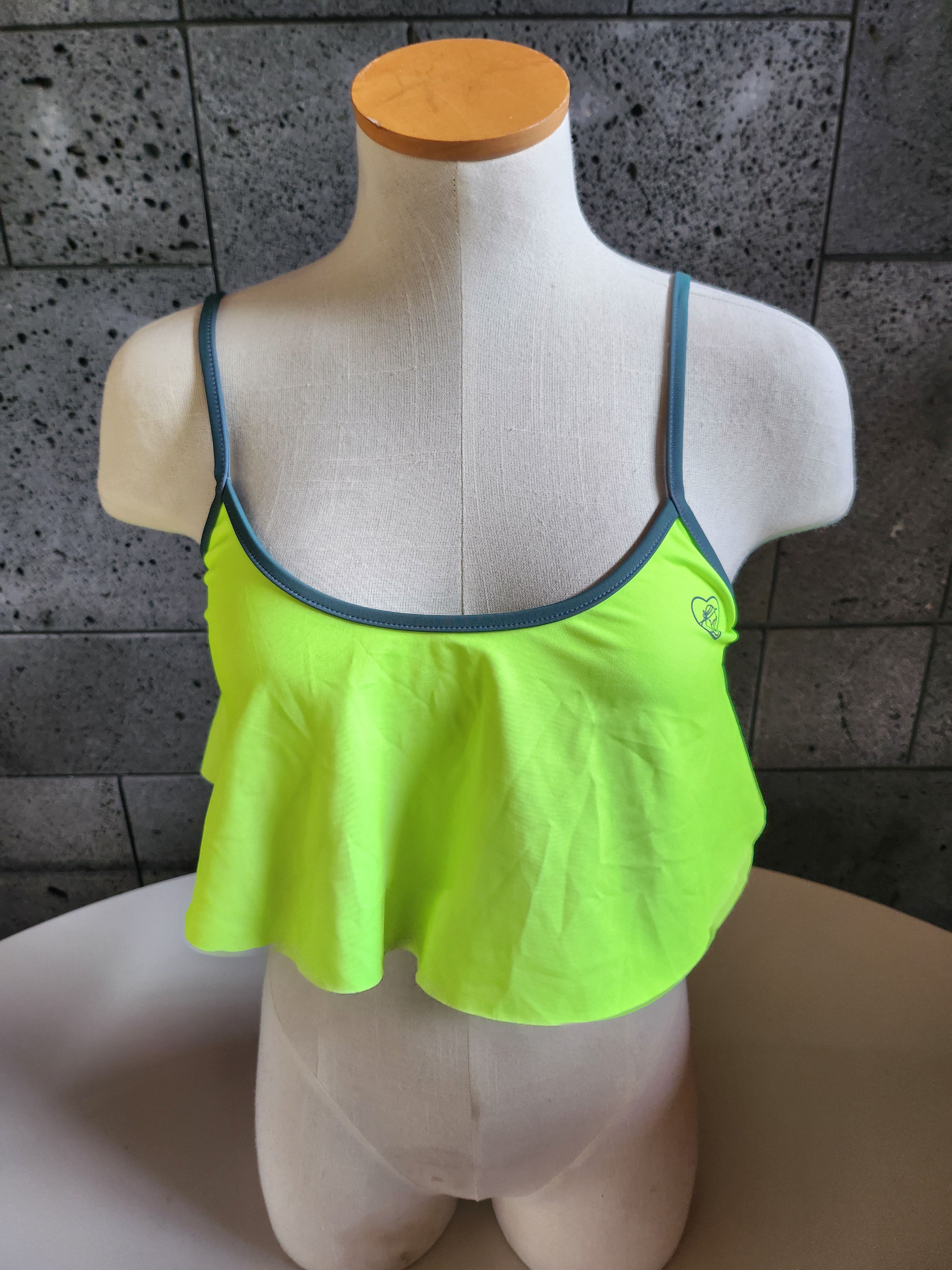 Loco Boutique Solid Bright Sporty Crop Top