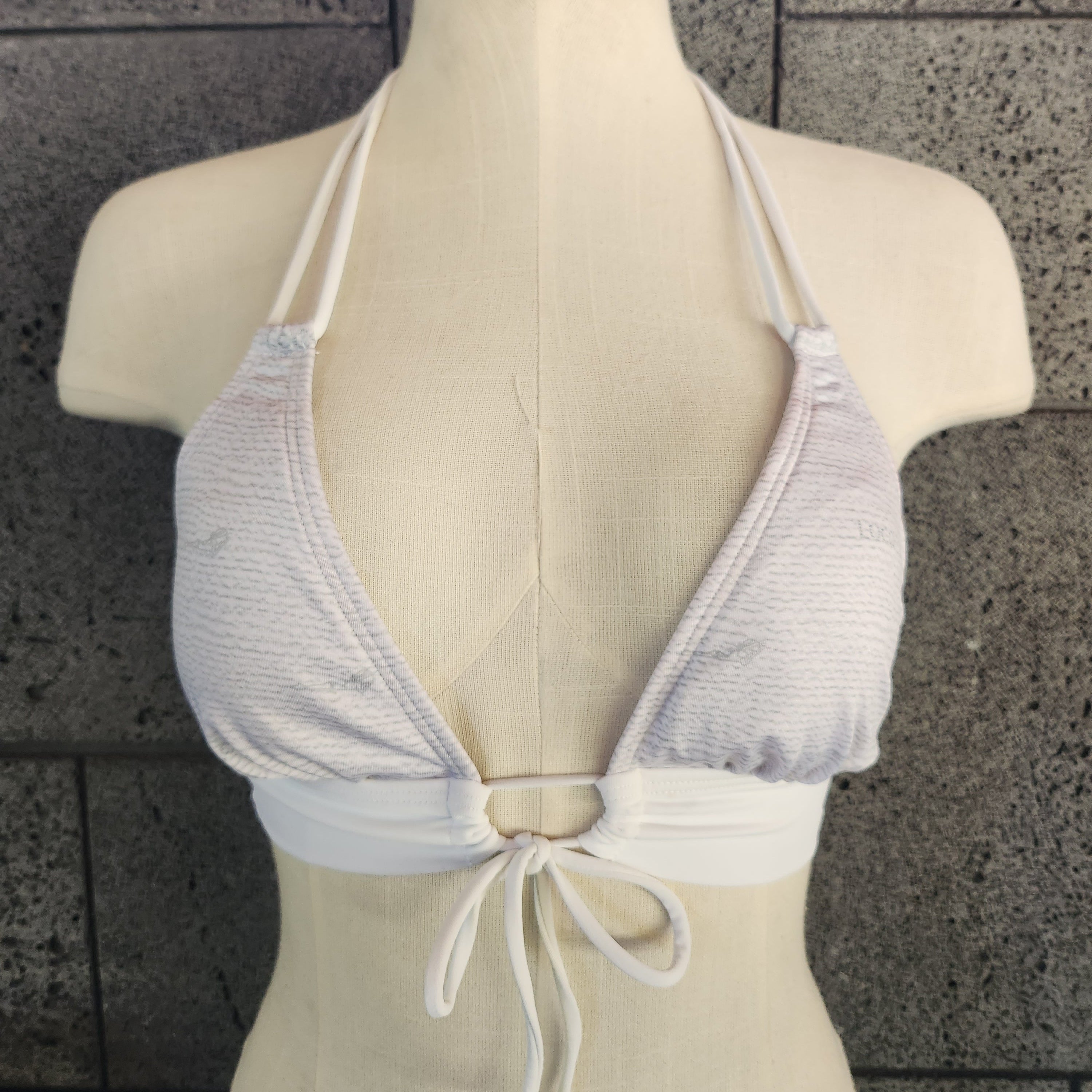 Pecho con banda frontal y abertura en la cerradura de arpillera de Loco Boutique