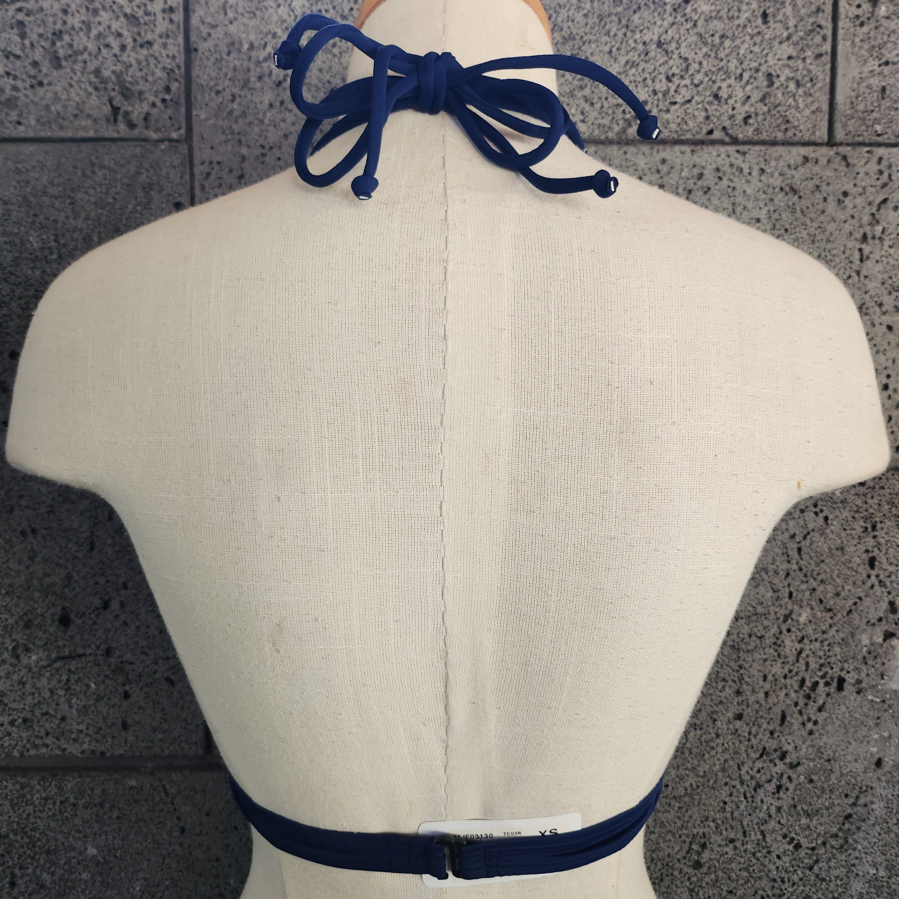 Pecho con banda frontal y abertura en la cerradura de arpillera de Loco Boutique