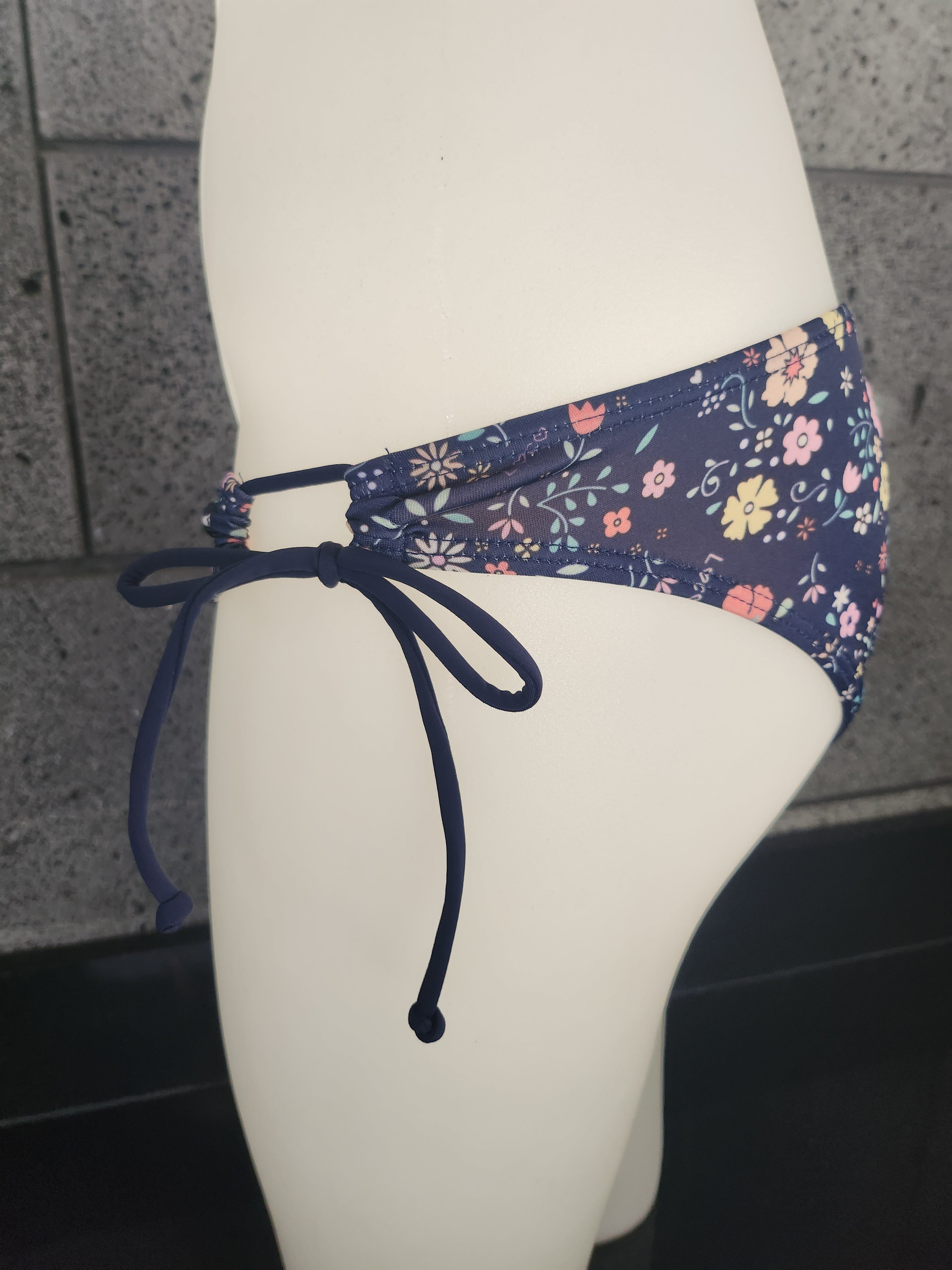 Braguita de bikini fruncida con escote en forma de ojo de cerradura Little Blossoms de Loco Boutique