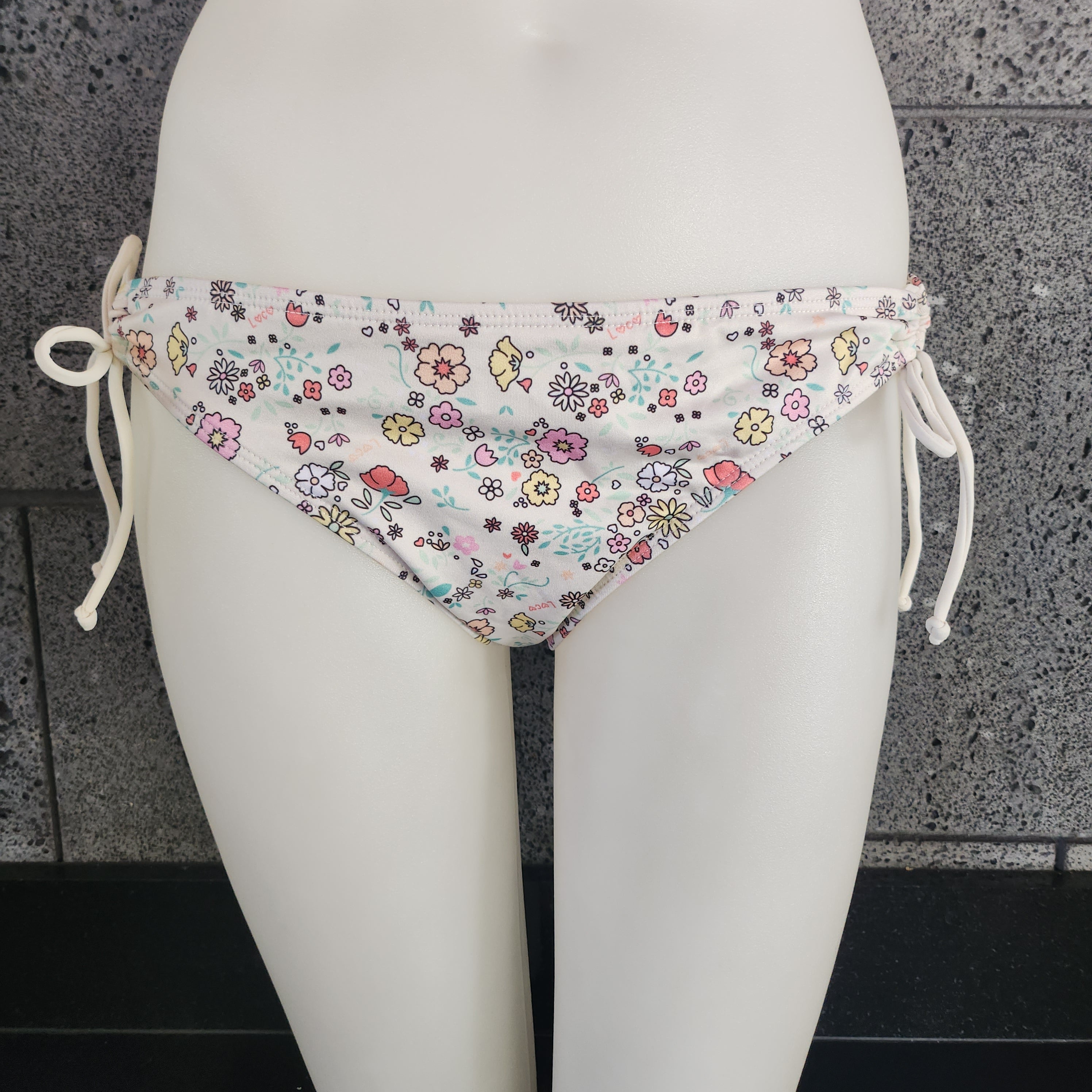 Braguita de bikini fruncida con escote en forma de ojo de cerradura Little Blossoms de Loco Boutique