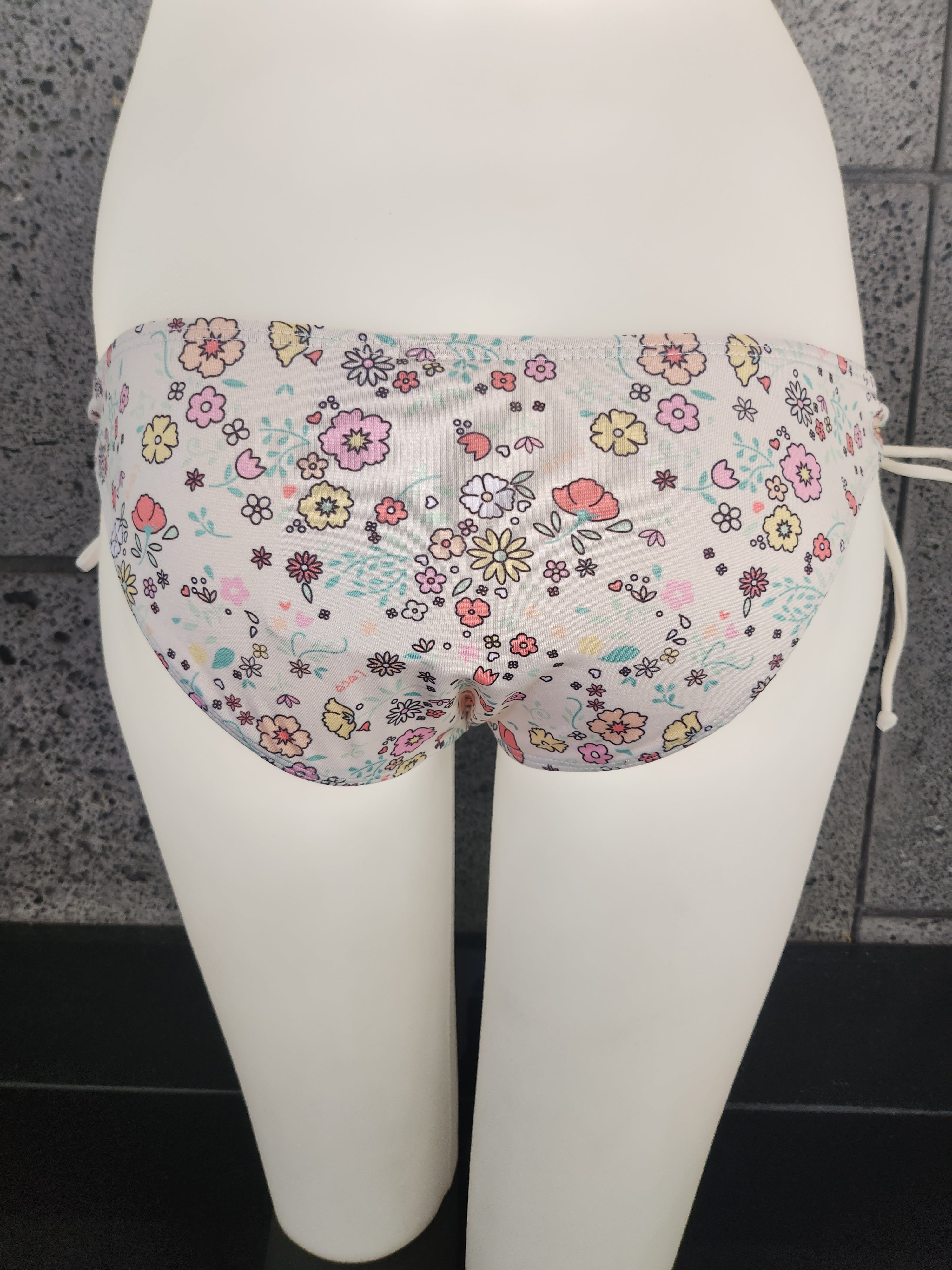 Braguita de bikini fruncida con escote en forma de ojo de cerradura Little Blossoms de Loco Boutique