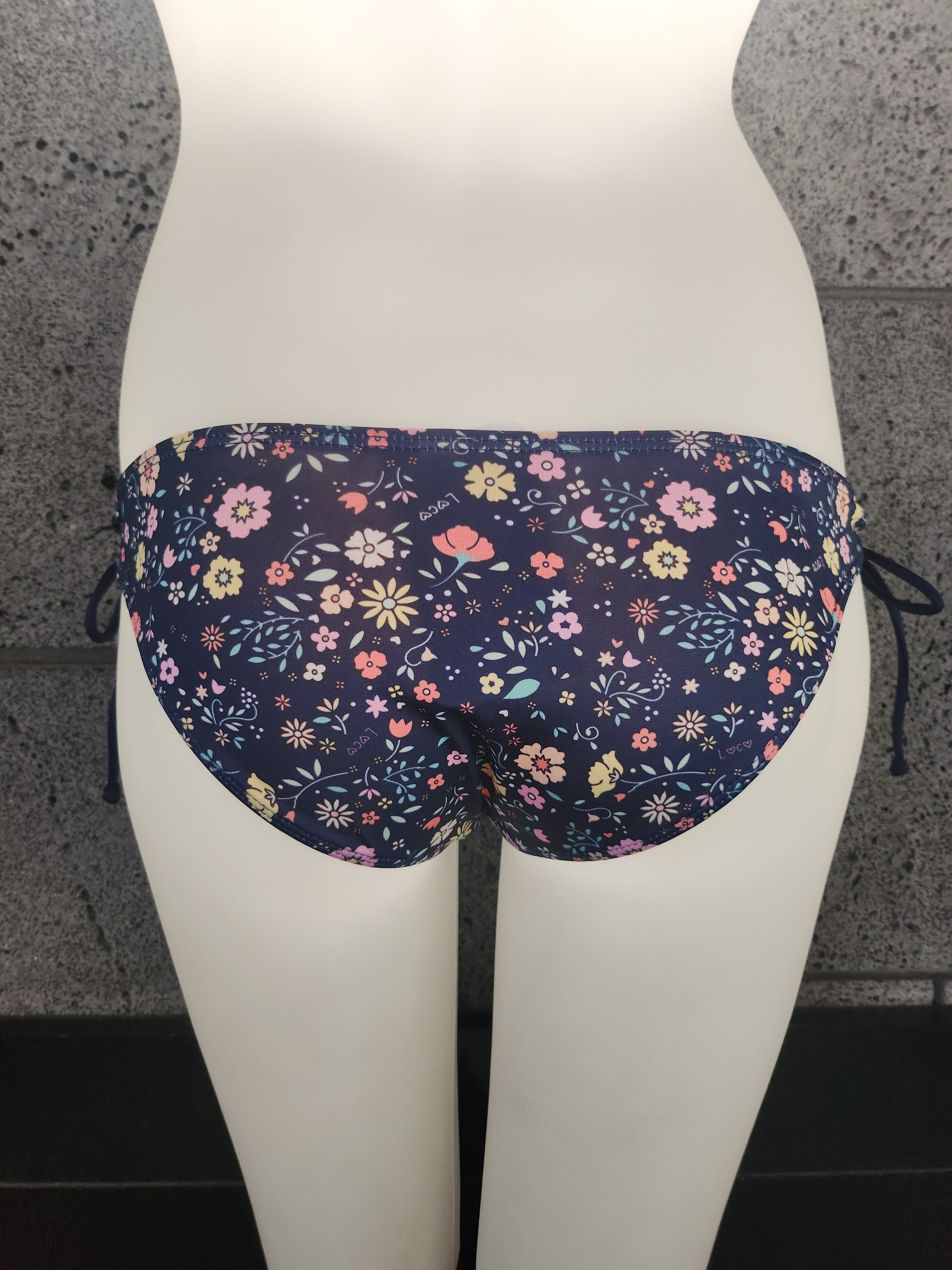 Braguita de bikini fruncida con escote en forma de ojo de cerradura Little Blossoms de Loco Boutique