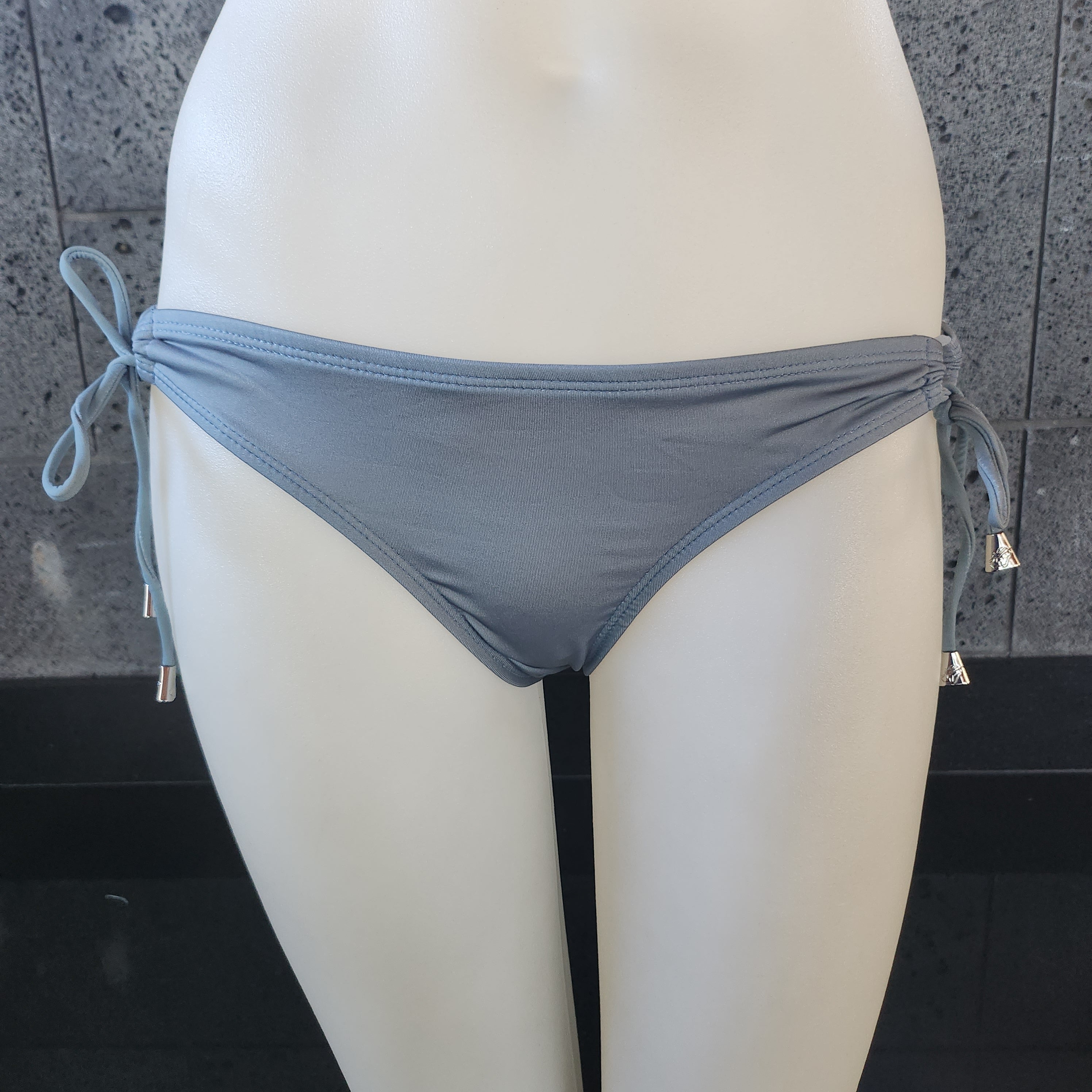 Loco Boutique Solid Logo Keyhole Gather