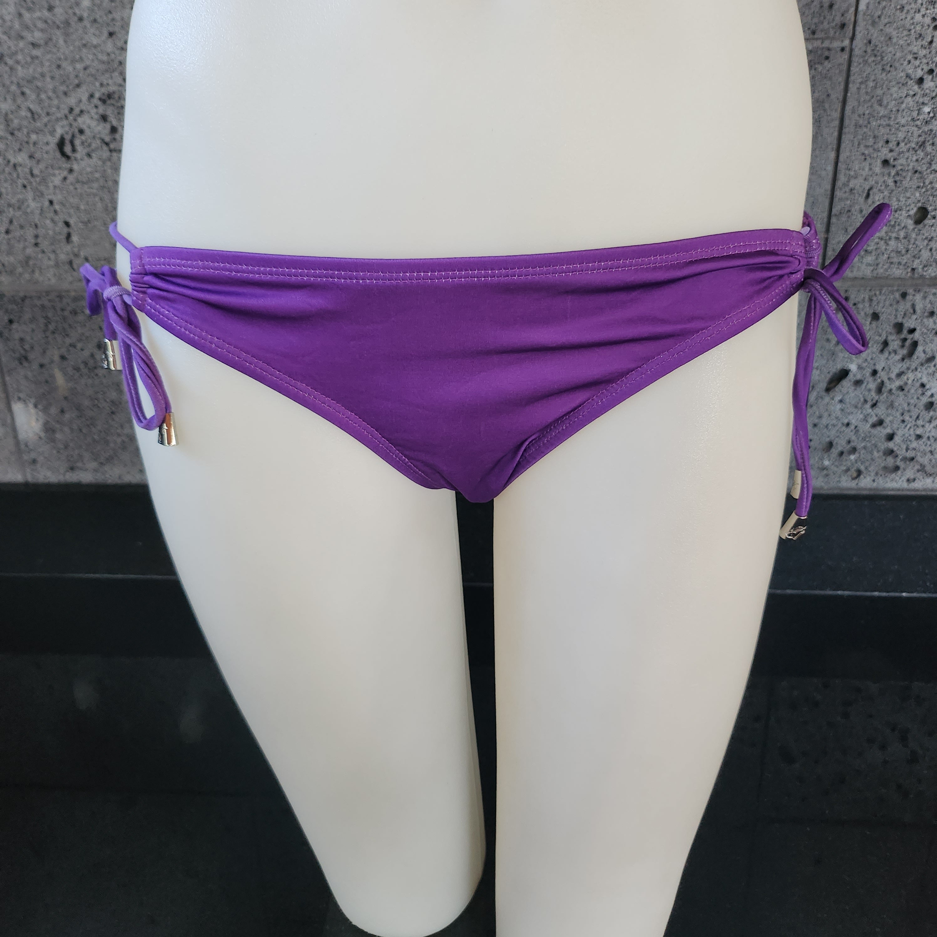 Loco Boutique Solid Logo Keyhole Gather