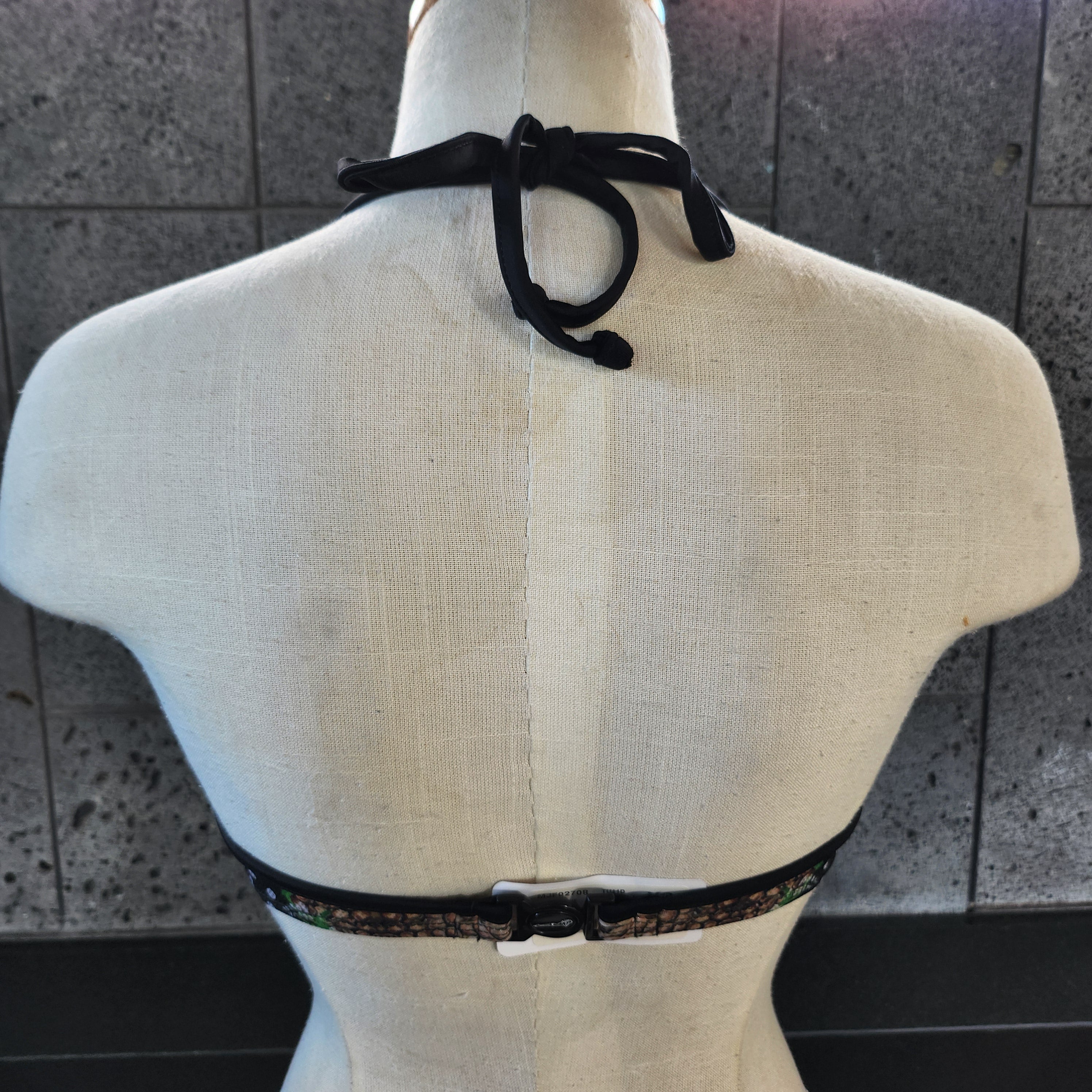 Top de bikini con aros y volantes de serpiente de Loco Boutique