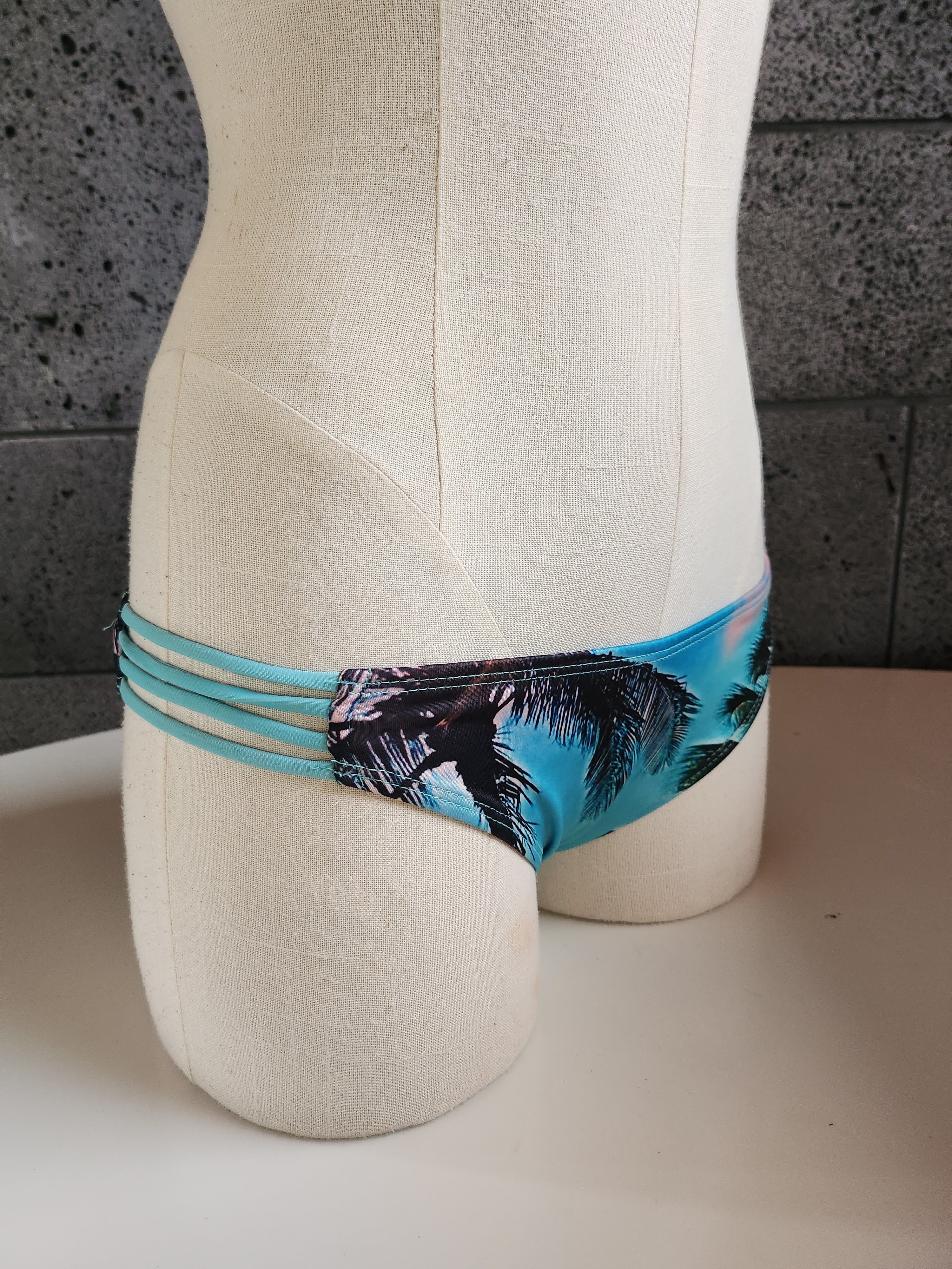 Braguita de bikini con tirantes finos y foto de palmeras de Loco Boutique