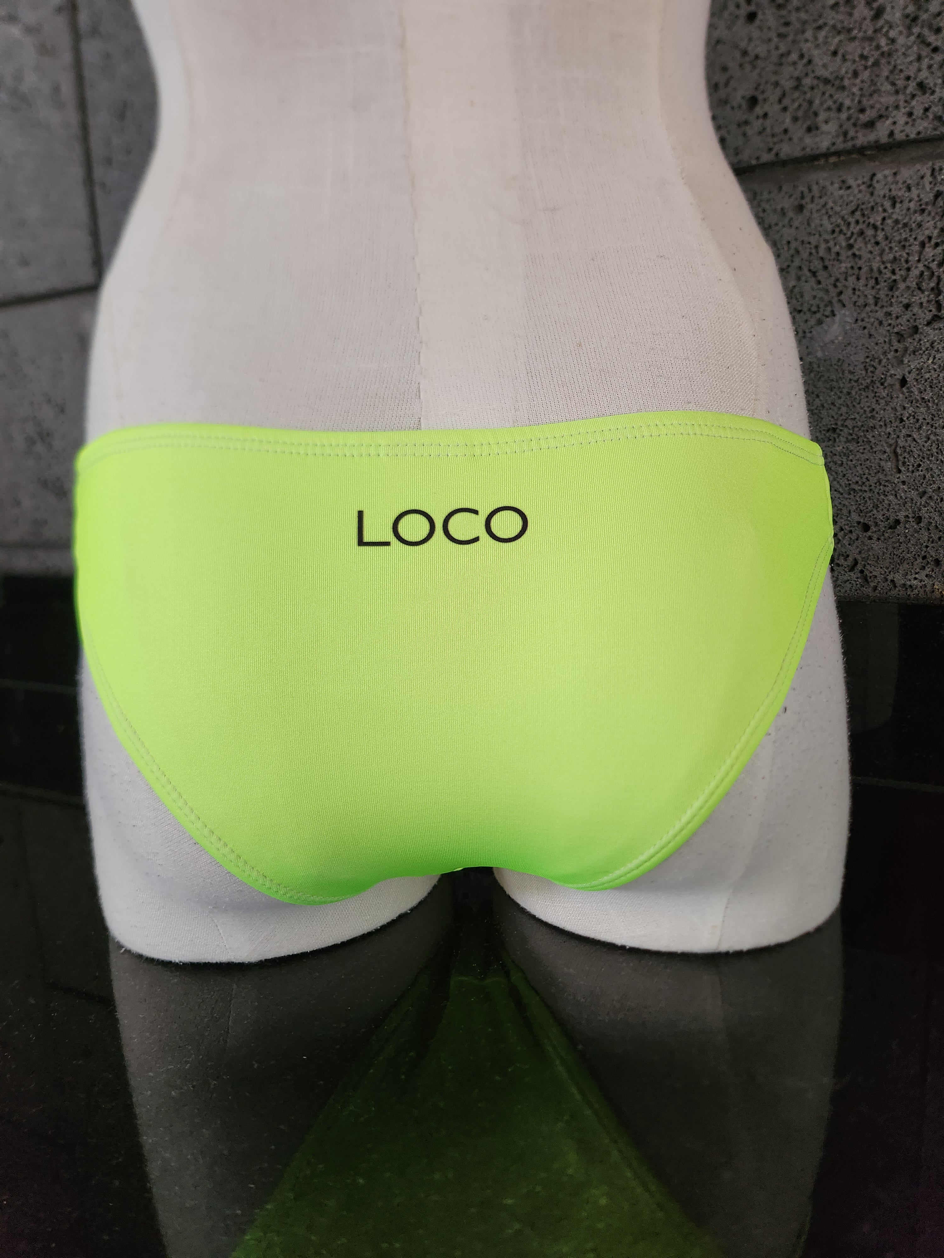 Braguita de bikini con tirantes finos y ribetes negros neón de Loco Boutique