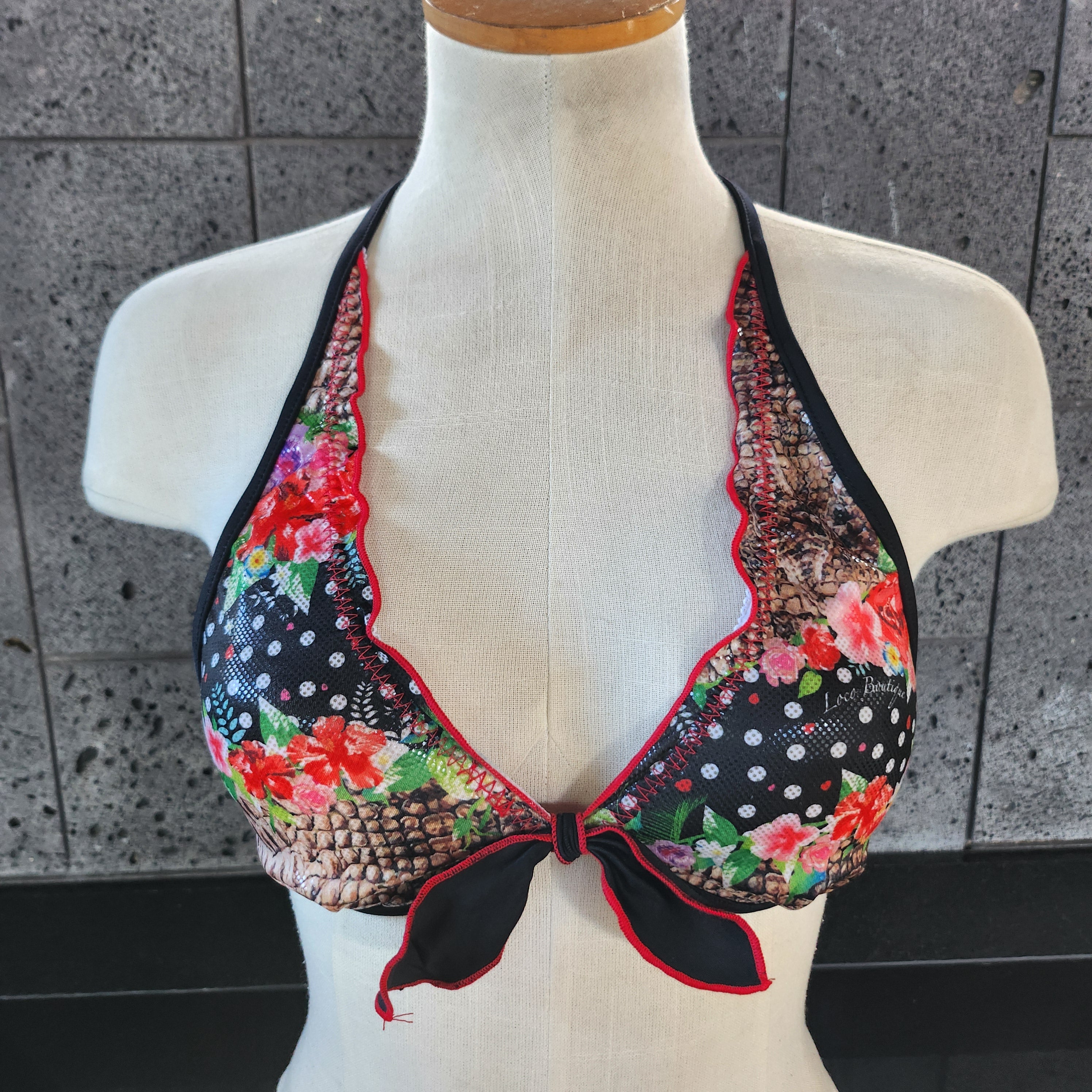 Top de bikini con aros y volantes de serpiente de Loco Boutique