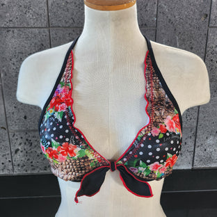 Top de bikini con aros y volantes de serpiente de Loco Boutique